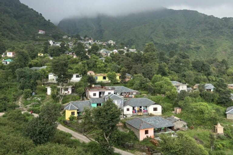 हिमाचल प्रदेश भारत के उच्च जोखिम वाले भूकंपीय क्षेत्रों में आता है, इसलिए स्थानीय राजमिस्त्रियों का मानना है कि इमारतों के लिए पारंपरिक डिजाइन सबसे सुरक्षित विकल्प हैं। तस्वीर: आमिर बिन रफी।