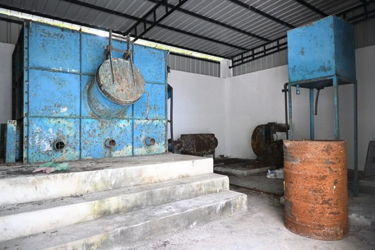 लक्षद्वीप के कदामथ द्वीप पर बंद पड़ा हुआ इंसीनेरेटर। तस्वीर: मुनीरा बीगम सी.पी.