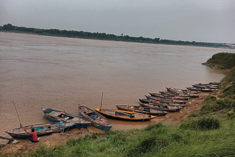 वाराणसी एमएमटी से कुछ दूरी पर गंगा में खड़ी छोटी नौकाएं। छोटे मछुआरों व मल्लाहों का कहना है कि गंगा में बढते हस्तक्षेप की वजह से हमारी आजीविका का संकट बढ रहा है। तस्वीर- राहुल सिंह/मोंगाबे