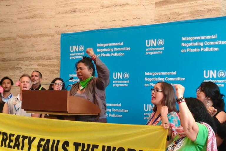 यवेटे अरेलानो विरोध-प्रदर्शन करते हुए। अगस्त में जिनेवा में 10 दिनों तक चली वैश्विक प्लास्टिक संधि की बातचीत के दौरान उनकी नाक से खून बहने लगा था। तस्वीर- रवलीन कौर