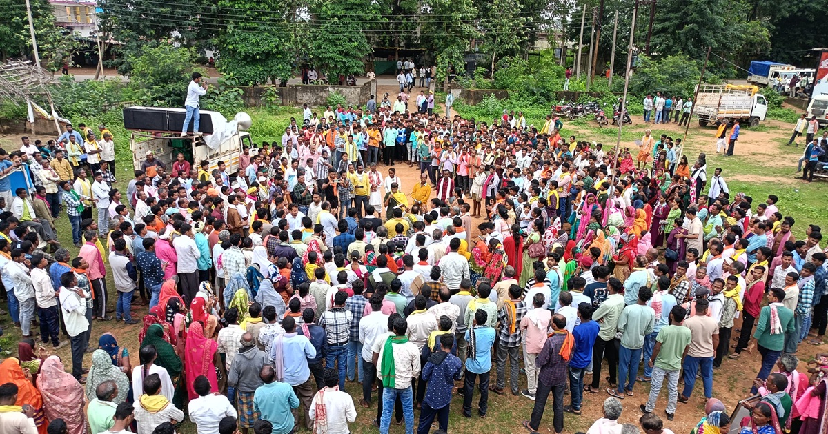 वन अधिकार अधिनियम के कथित उल्लंघन के खिलाफ विरोध प्रदर्शन करते स्थानीय समुदाय के लोग। तस्वीर: स्पेशल अरेंजमेट