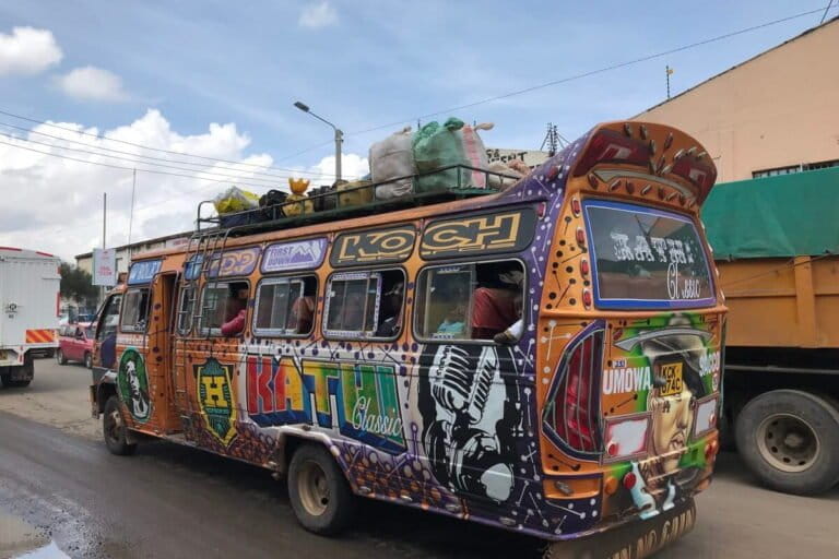 Matatu za Nairobi ni zaidi ya chombo cha usafiri wa kawaida. Yana michoro yenye rangi na muziki mkubwa kama sehemu ya utambulisho wa kitamaduni wa jiji. Hata hivyo, matatu pia huchangia karibu asilimia 20 ya uchafuzi wa hewa unaotokana na usafiri. Picha na CakeForBreakfast kupitia Wikimedia (CC BY-SA 4.0).
