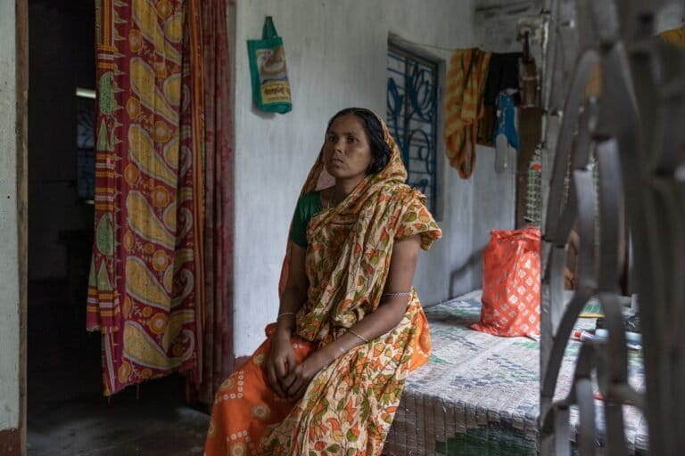 বাঘের আক্রমণে স্বামী নিহত হওয়ার পর সুমিত্রা মিধা ভয়ে মাছ ধরা ছেড়ে দেন। বিকল্প জীবিকার অভাব তার মানসিক চাপ আরও বাড়িয়ে দেয়। কার্তিক চন্দ্রমৌলি/মঙ্গাবে